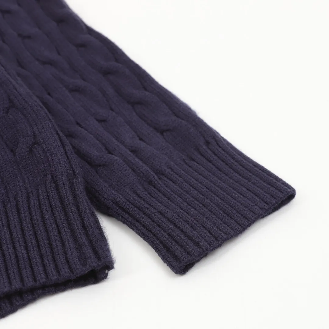 🅿️520 Ralph Lauren 25FW small label knitted zipper jacket Ralph Lauren (RALPH LAUREN) is the "American classic" brand in the fashion industry. Founded by Mr. Ralph Lauren in 1968, it is a high-end fashion brand with a strong American flavor. The styles are highly stylized and should be regarded as the clothing brand that best represents American culture (this can be seen from the fact that the uniforms of the US team in many Olympic Games have been provided by Ralph Lauren). Size: S M L